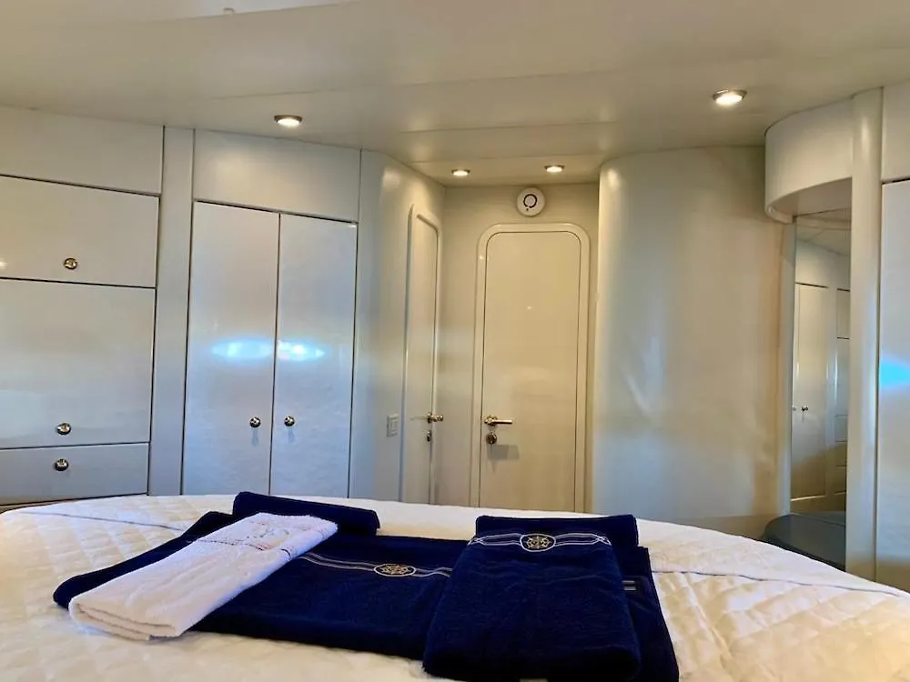 Botel Yacht 18M Sunseeker In Mallorca Mit Fruehstueck & Bordcrew Hotel El Arenal